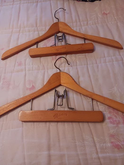 Vários cabides em madeira.