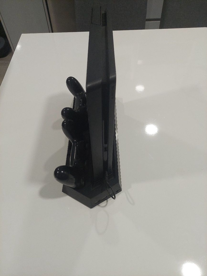 PlayStation 4 + 2 comandos + GTA + stand para carregar comandos