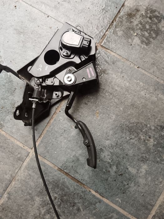 Sensor e pedal de acelerador de uma Toyota Dina 35 25 em bom estado