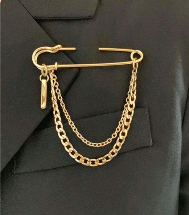 Broszka agrafka ze złotym łańcuszkami