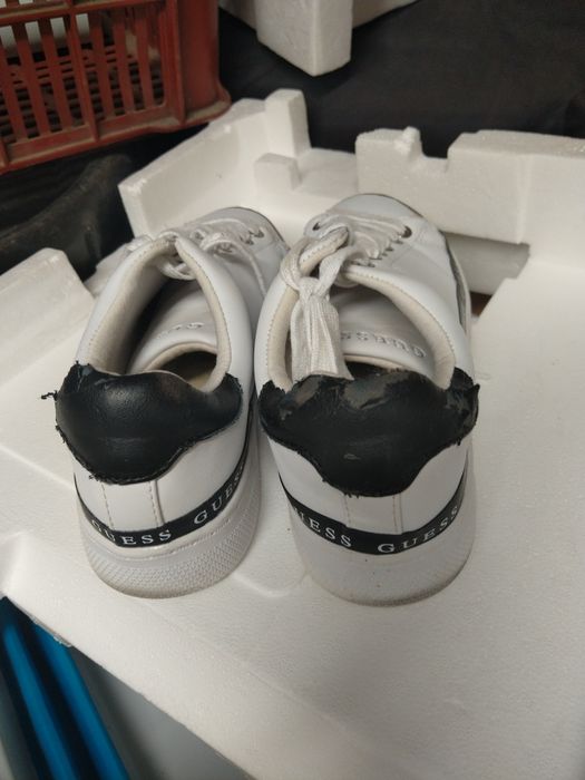 Białe buty Guess rozmiar 38. Do renowacji