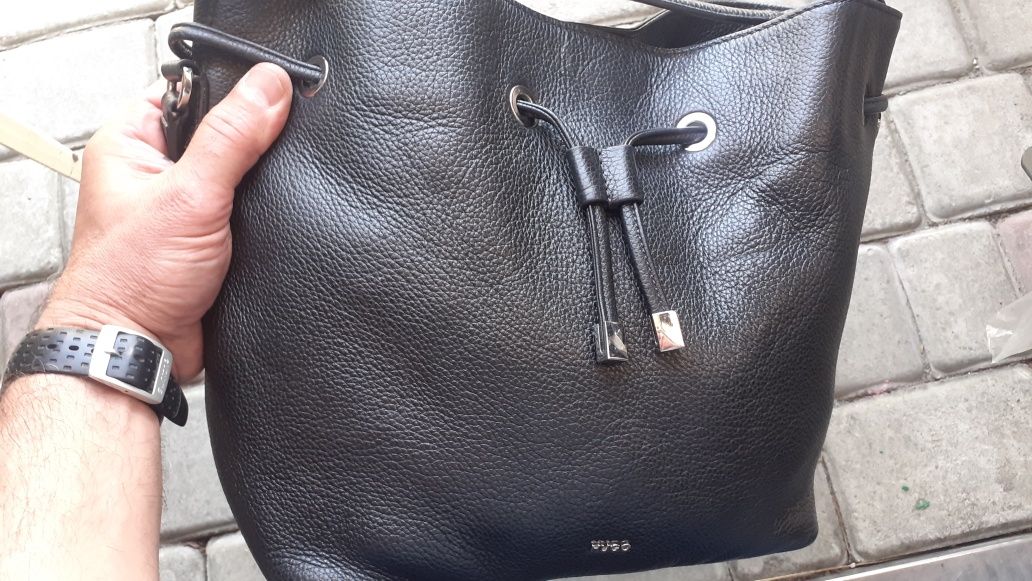 Hugo Boss женская черная кожанная сумка через плечо.35*25*15см.