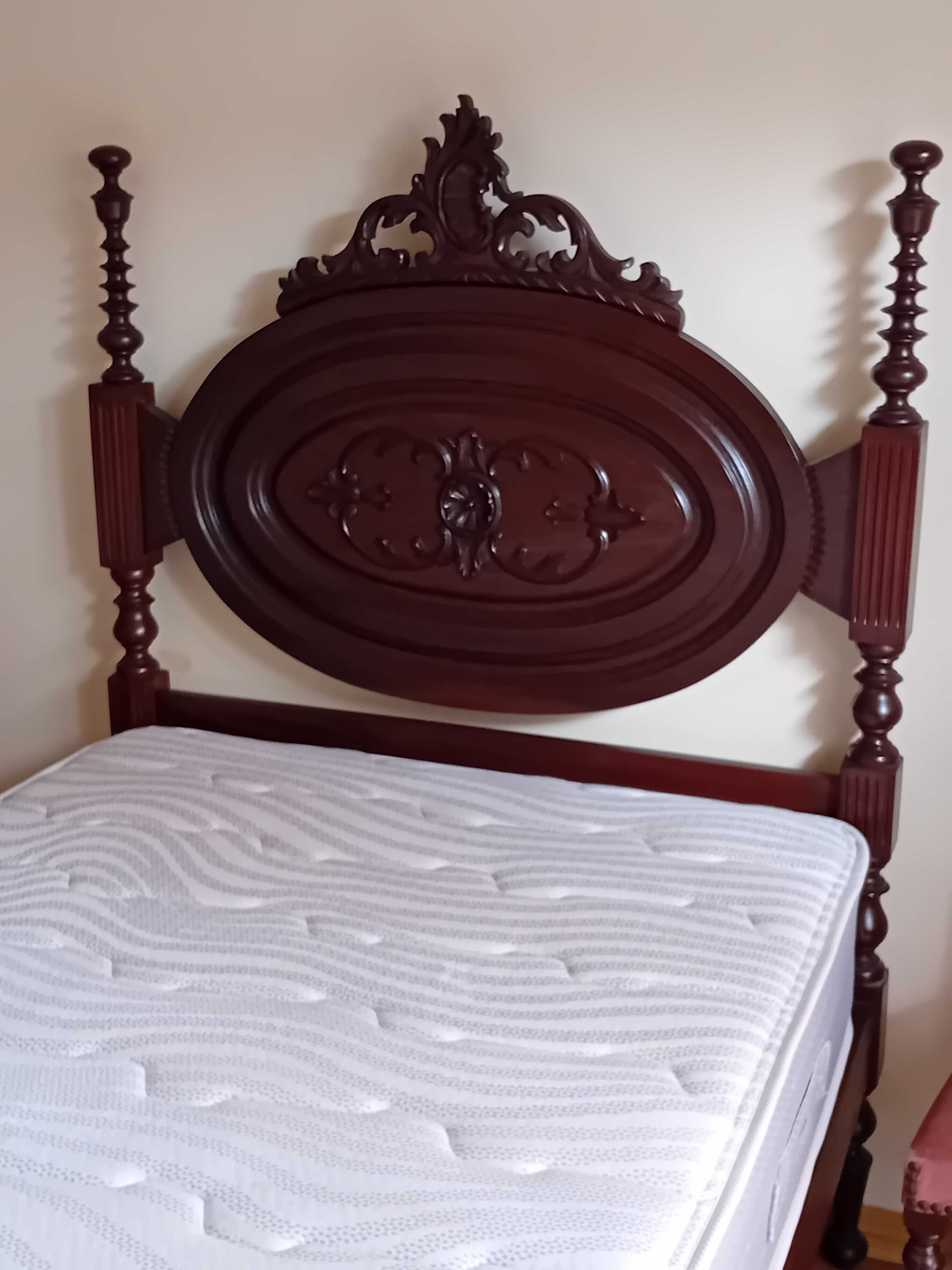 Cama em mogno com colchão - Solteiro para desocupar
