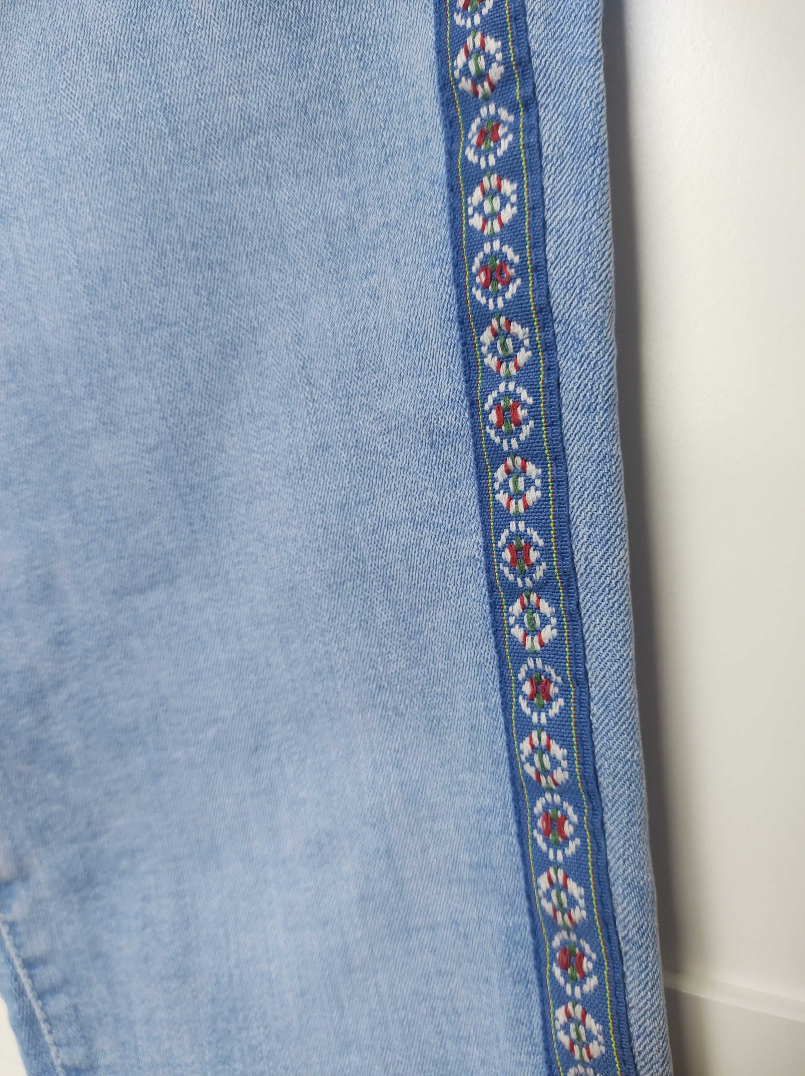 Modne jeansy capri z haftem boho | C&A | XS