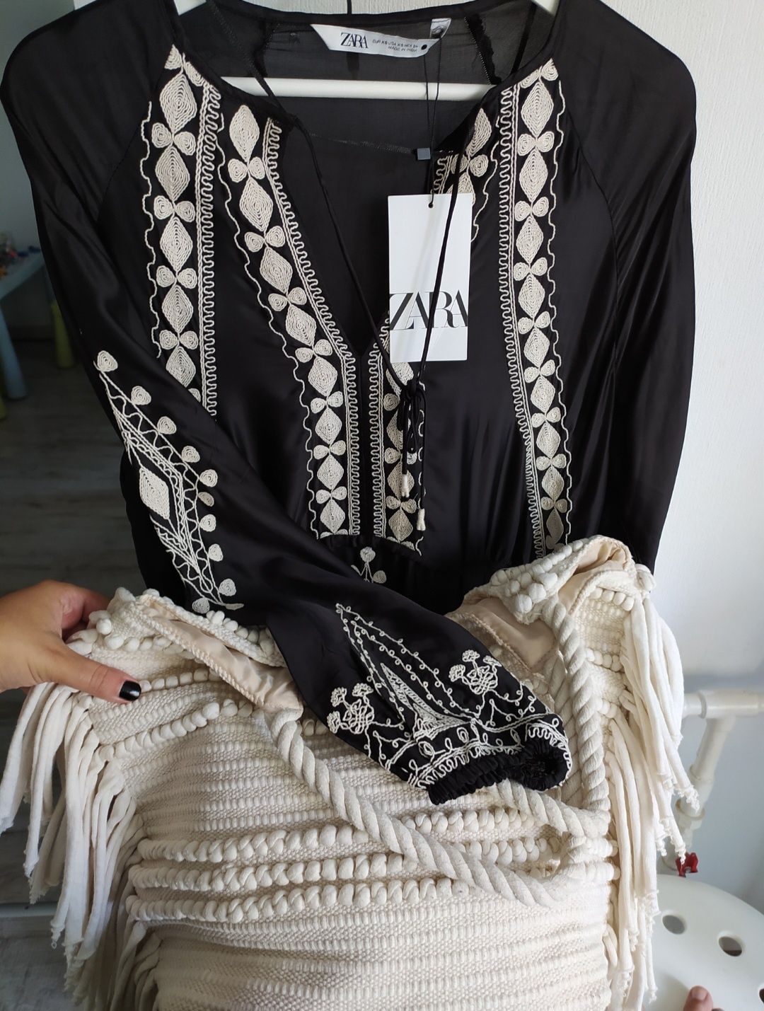 Сатинова сукня Zara з вишивкою xs/s