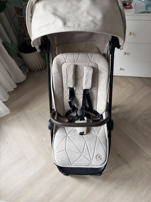 Wózek spacerowy lekki beżowy Nuna Trvl x BMW ideal