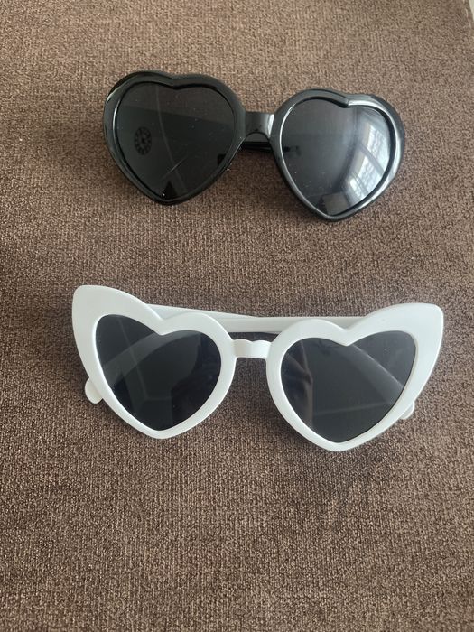 Okulary w kolorze białym i czarnym.