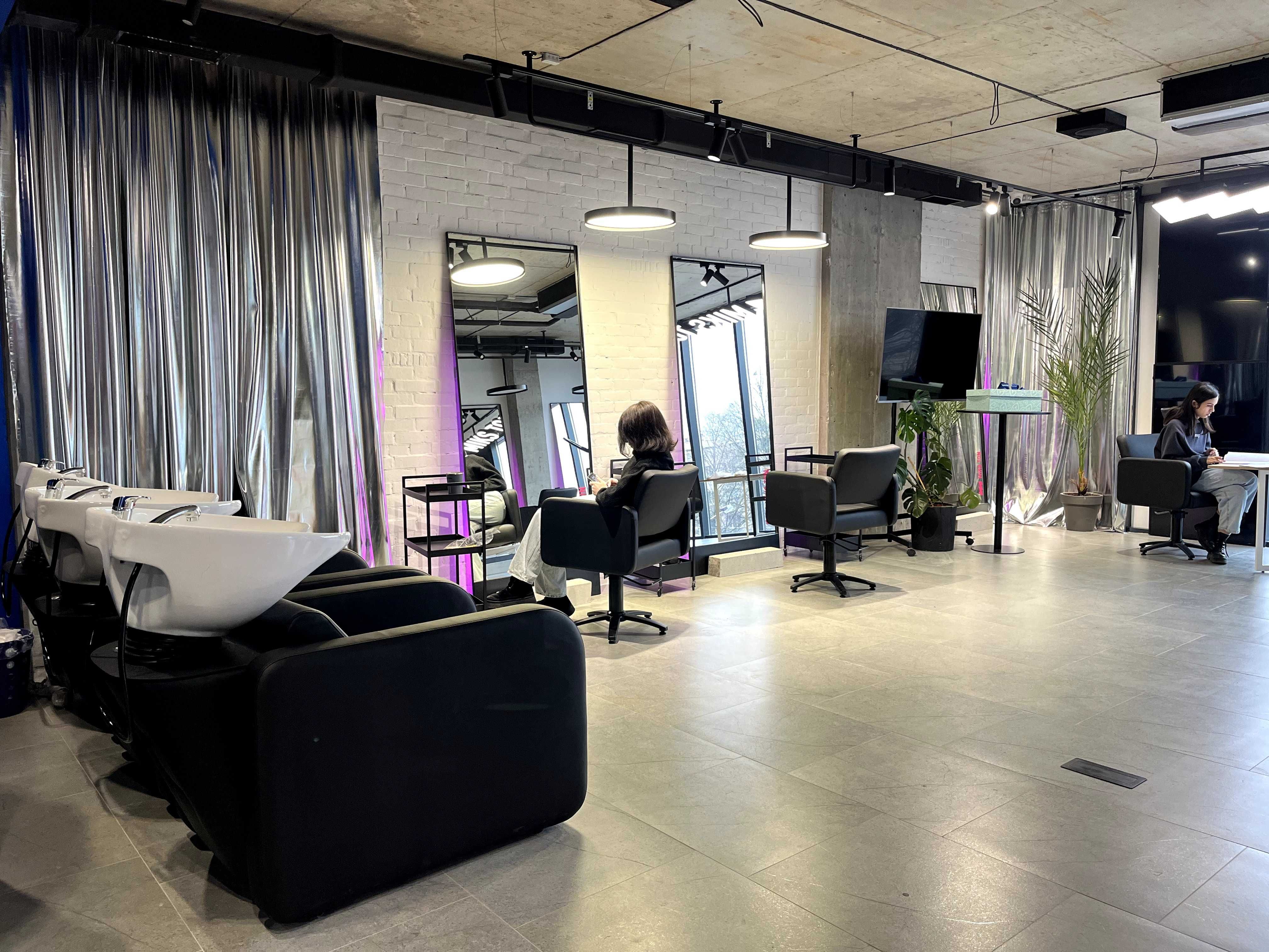 Оренда робоче місце перукаря Skyliner , стиліста , візажиста , рівне