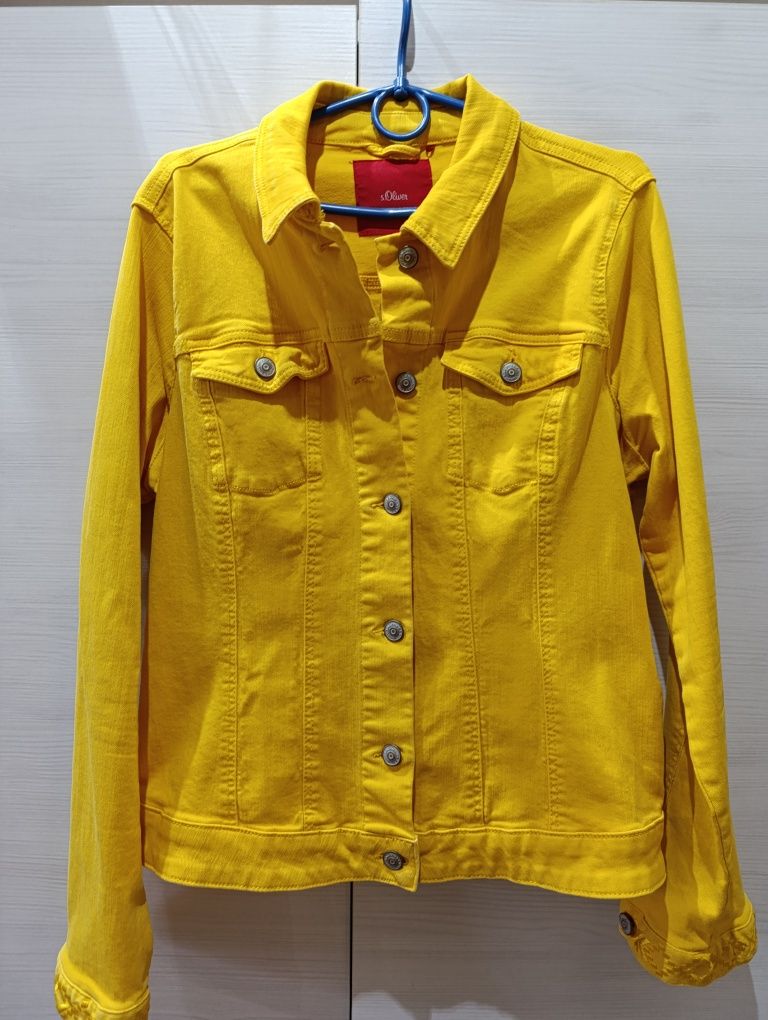 Куртка катонова жовтого кольору.