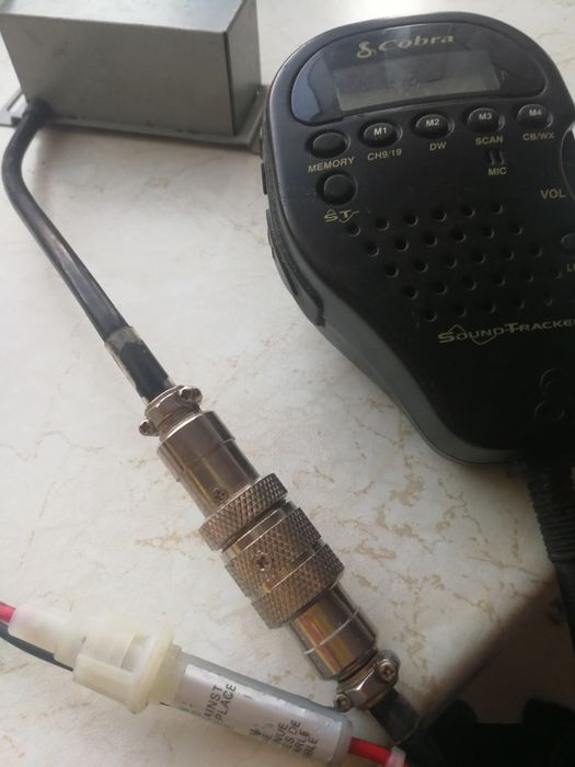 Cobra Radio CB całe mieści się  w dłoni