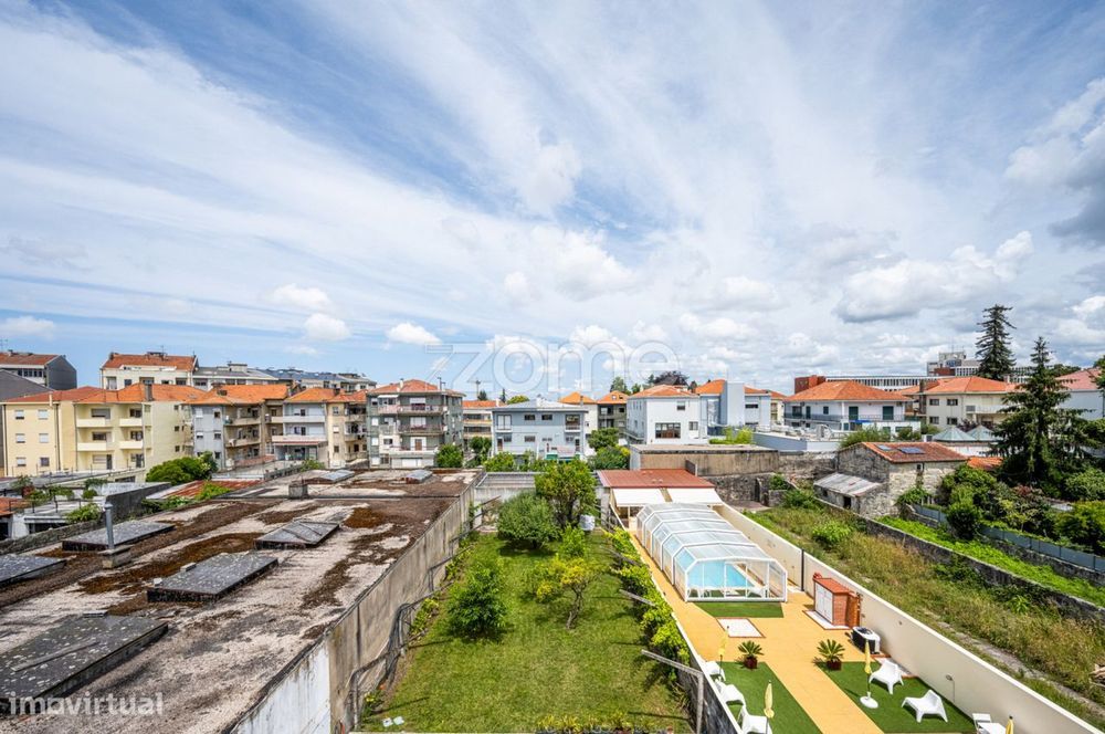 Prédio com 3 pisos e jardim na Rua de Costa Cabral