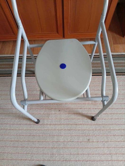 Стілець - туалет для інвалідів.