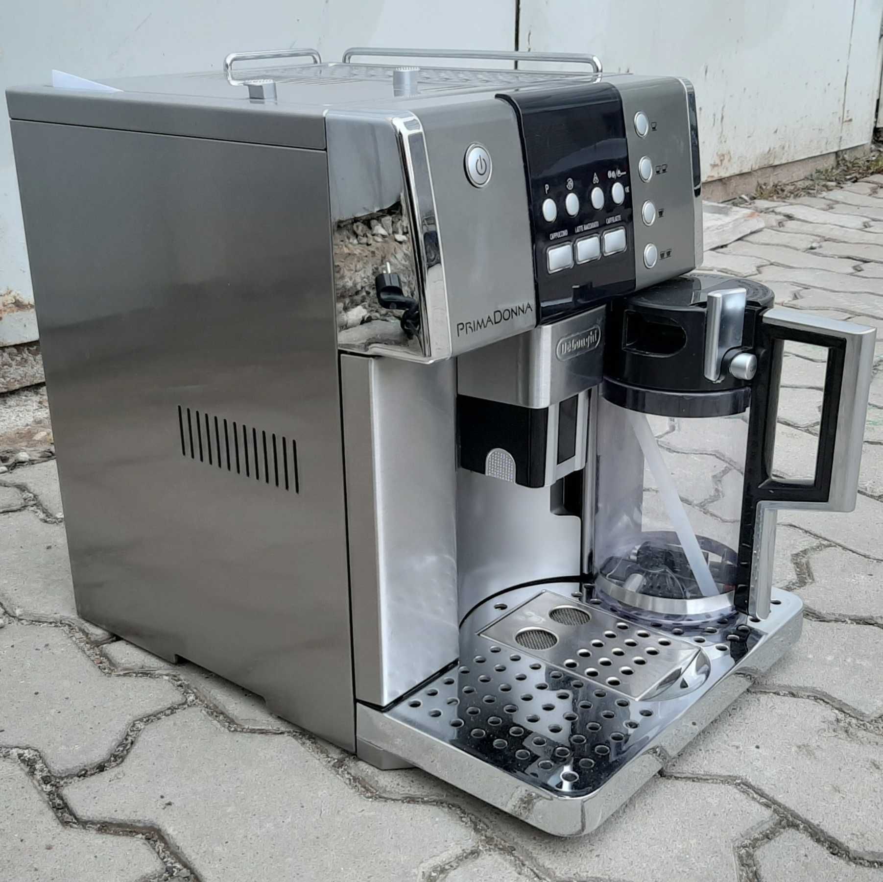 Кофемашина DeLonghi ESAM 6600 PrimaDonna с молочником капучинатором