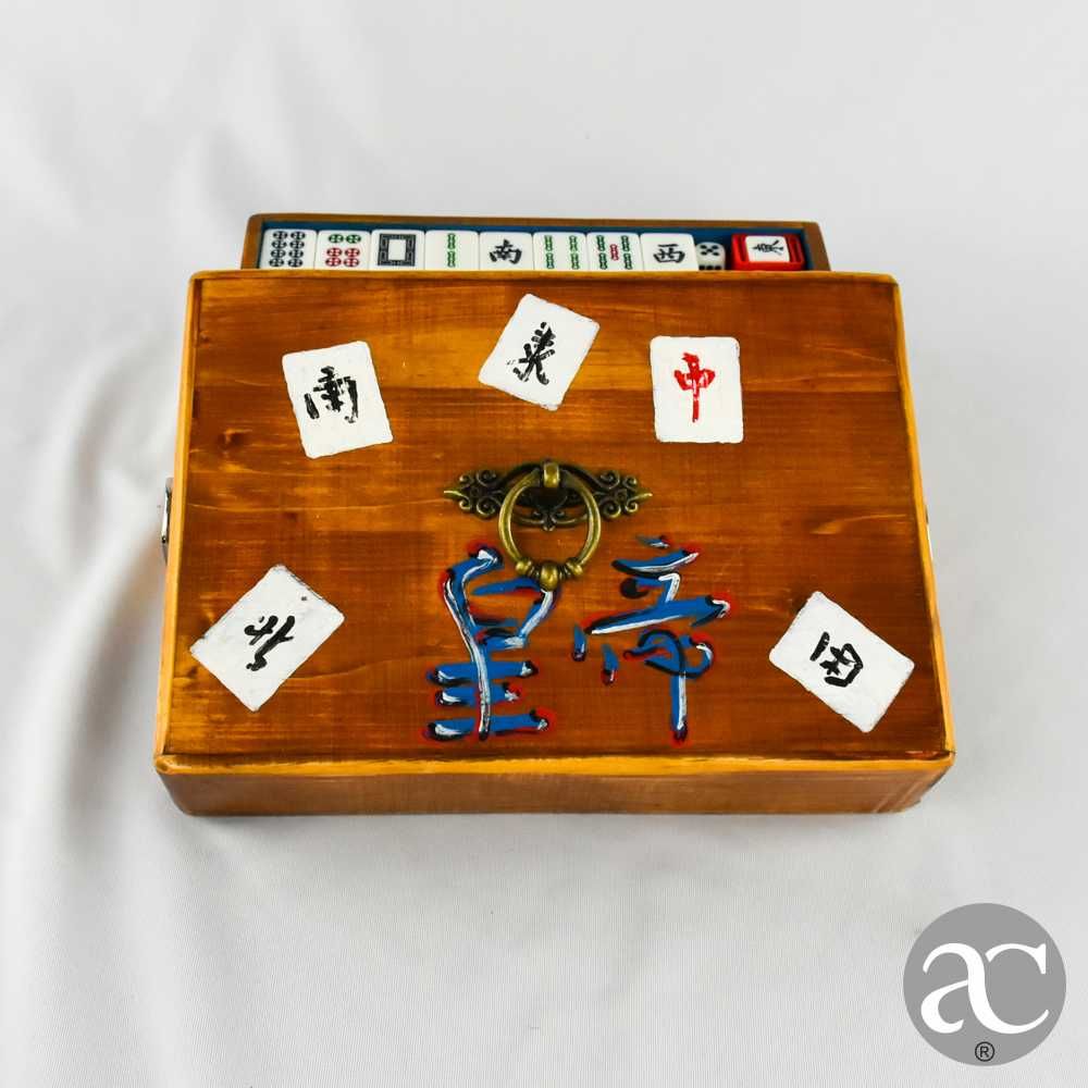 Caixa em madeira com jogo Mahjong em resina, 2ª metade séc. XX