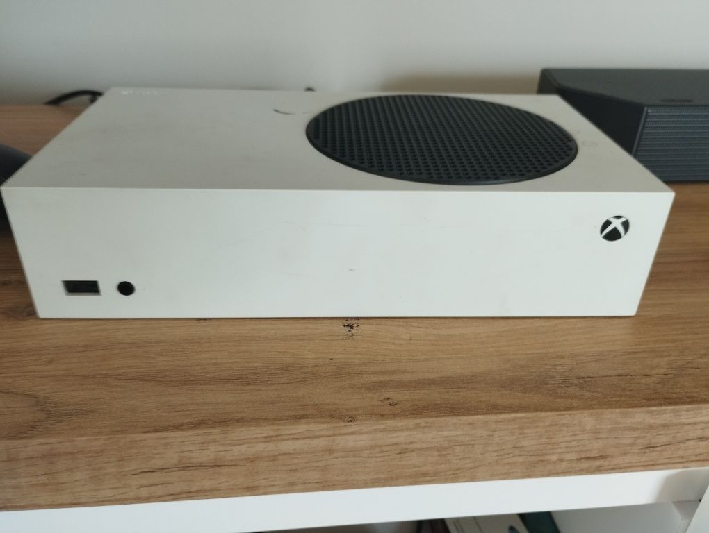 Sprzedam Xbox series s + dwa pady
