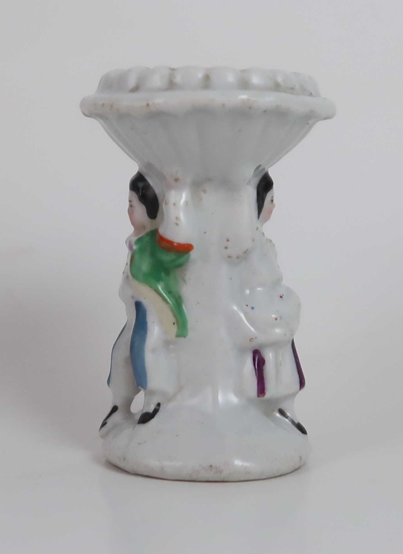 Pequeno Castiçal em porcelana com figuras Séc. XIX