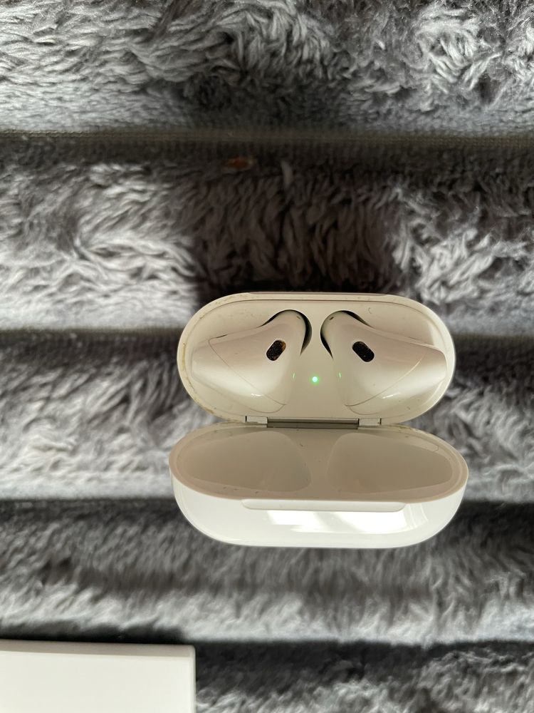 Навушники Apple AirPods 2 with Charging Case