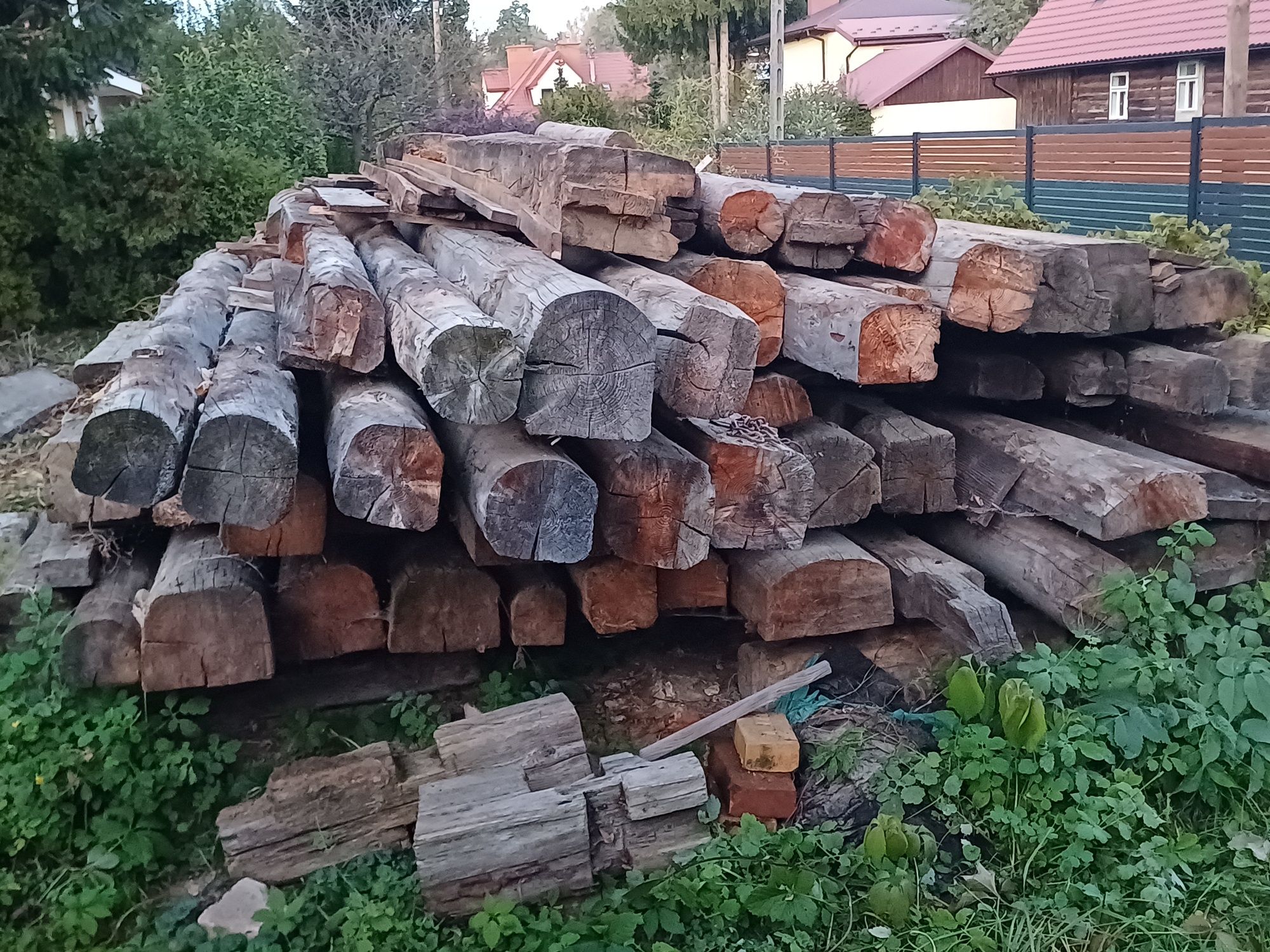 Belki drewniane z rozbiórki 100 letniej stodoły.