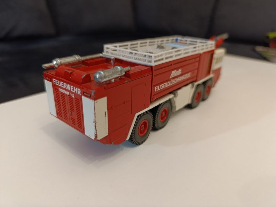 Siku kolekcjonerski resorak ciężarówka straż lot jako samolot lotnisko