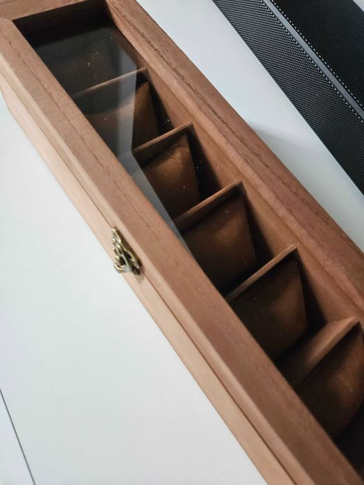 Drewniana szkatułka pudełko ekspozytor do zegarków biżuterii prezent