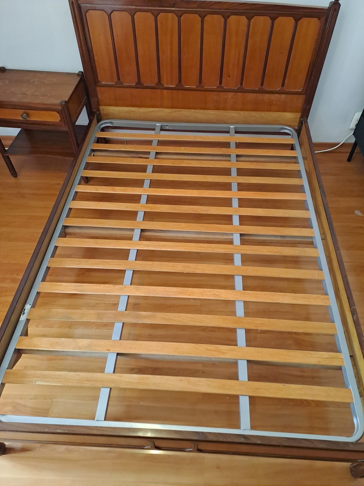 Vendo móveis de madeira