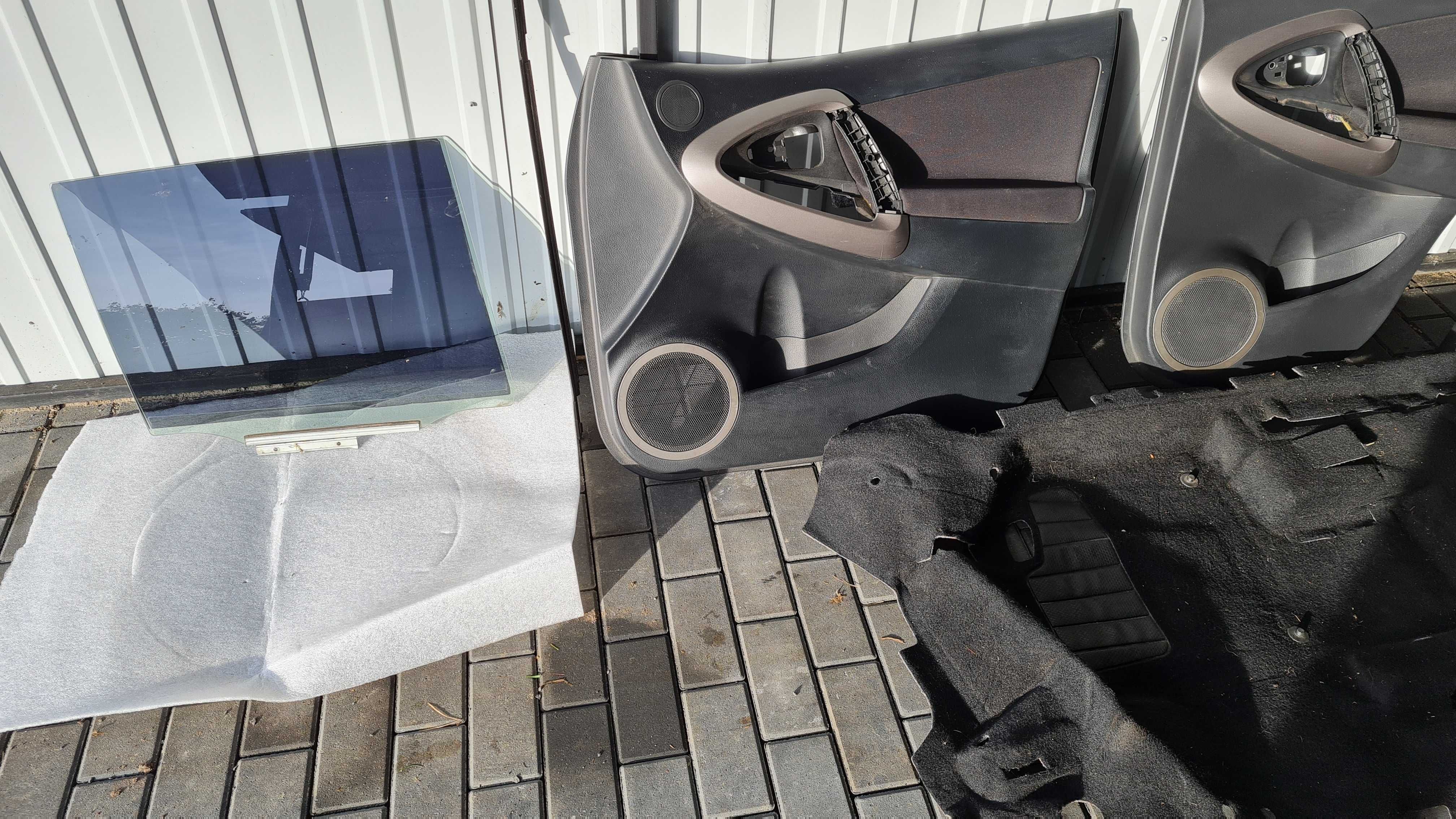 Tapicerka drzwi przód i tył prawa strona Toyota RAV 4