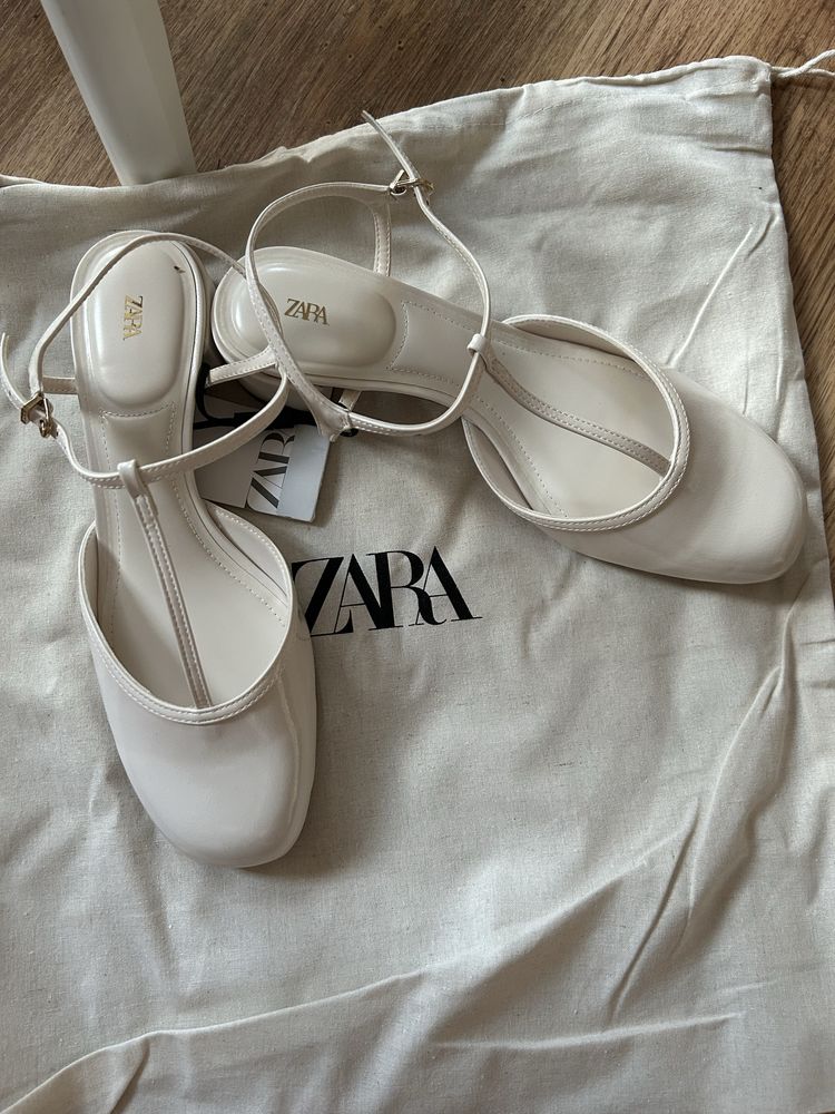 Lakierowane buty na obcasie Zara