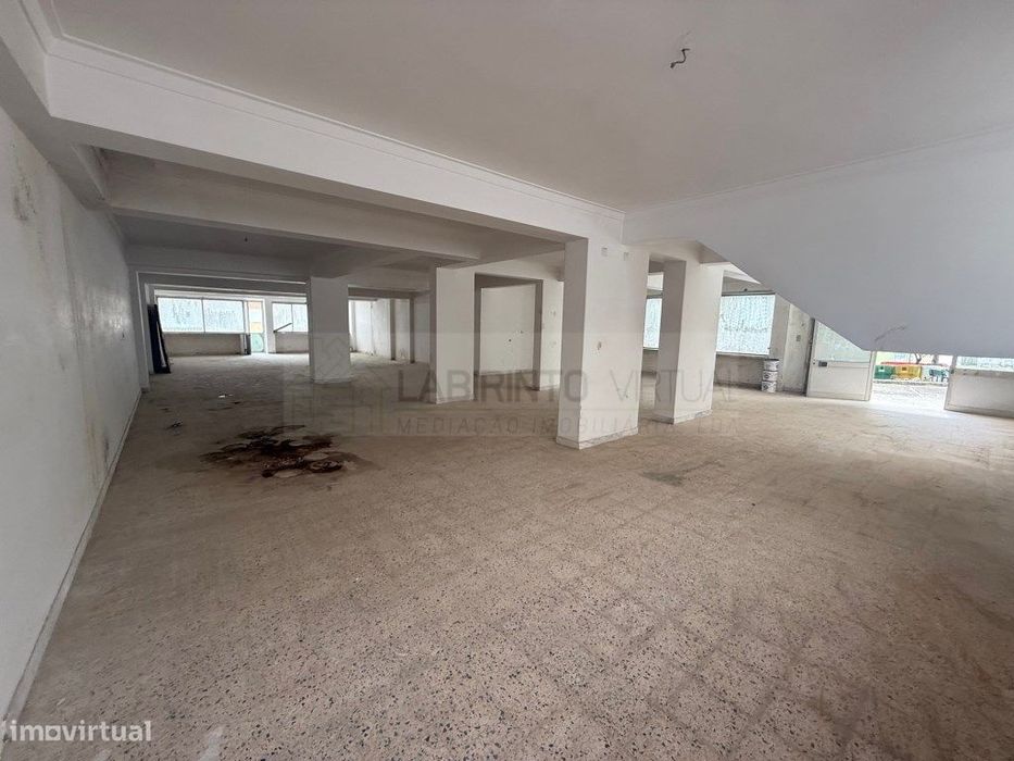 Vende-se Loja com acesso direto para a rua, em Agualva-Cacém, Sintra