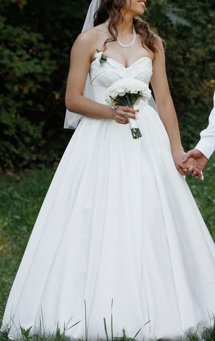 Весільна сукня. У дуже хорошому стані. Одягала один раз)