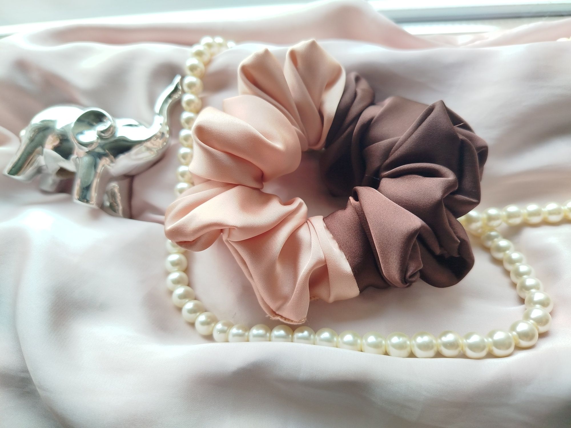 Gumka scrunchie satyna jedwabna Armani beż brąz