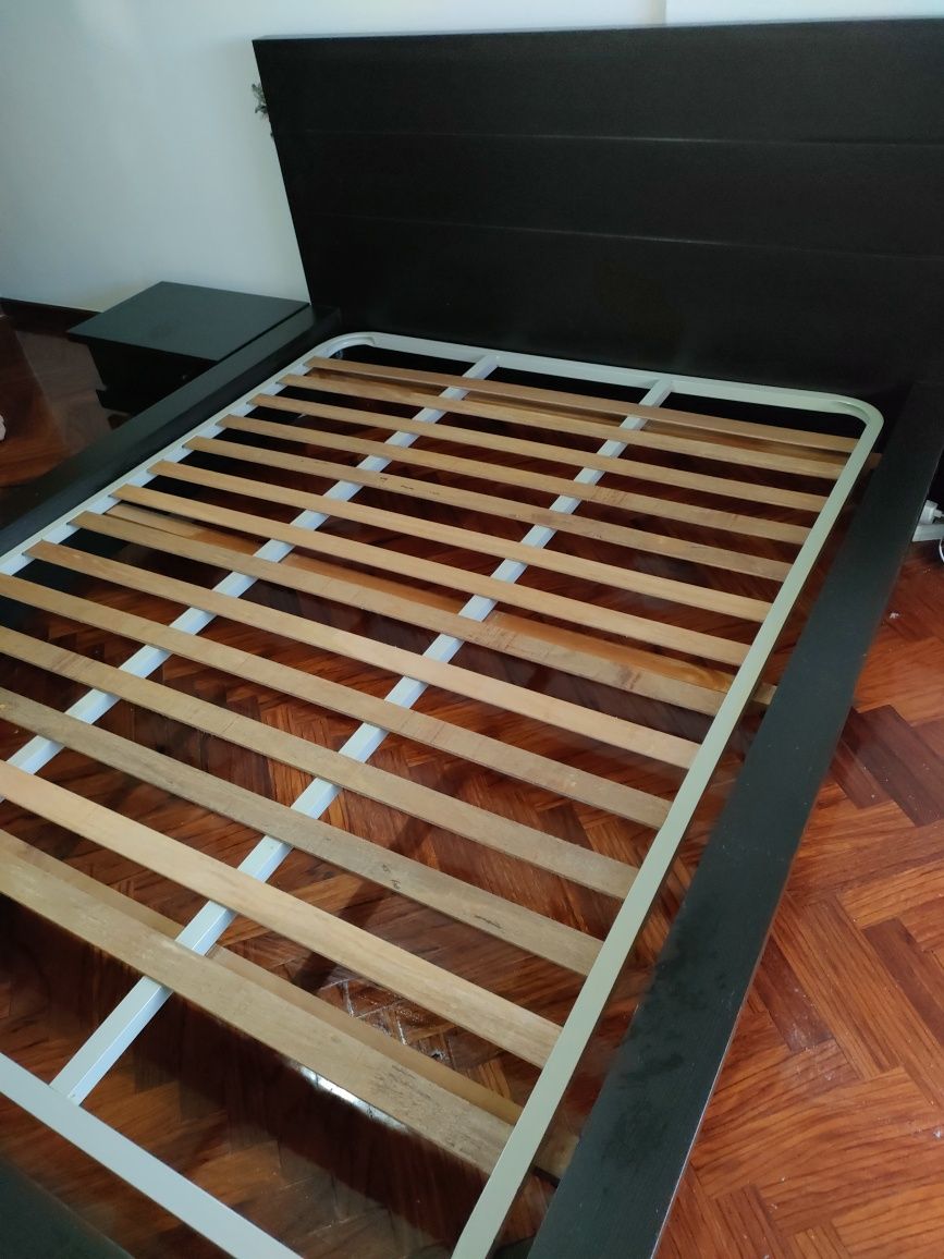 Cama casal com estrado e 2 mesas de cabeceira madeira maciça cor  weng