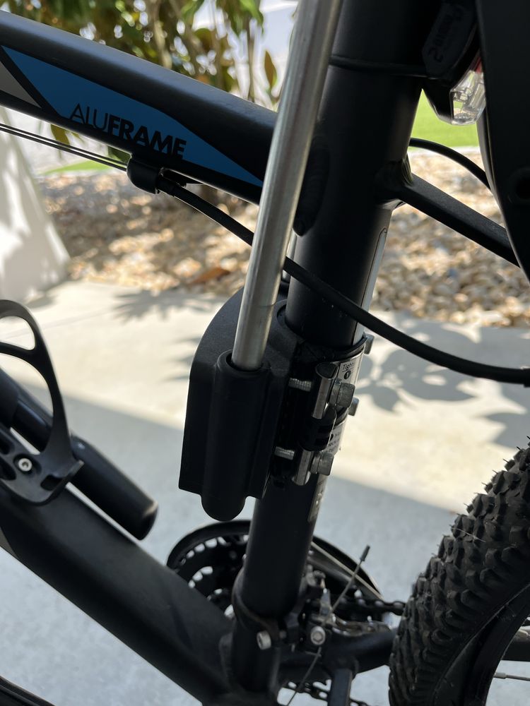 Cadeira de bicicleta para bebés fixa ao quadro