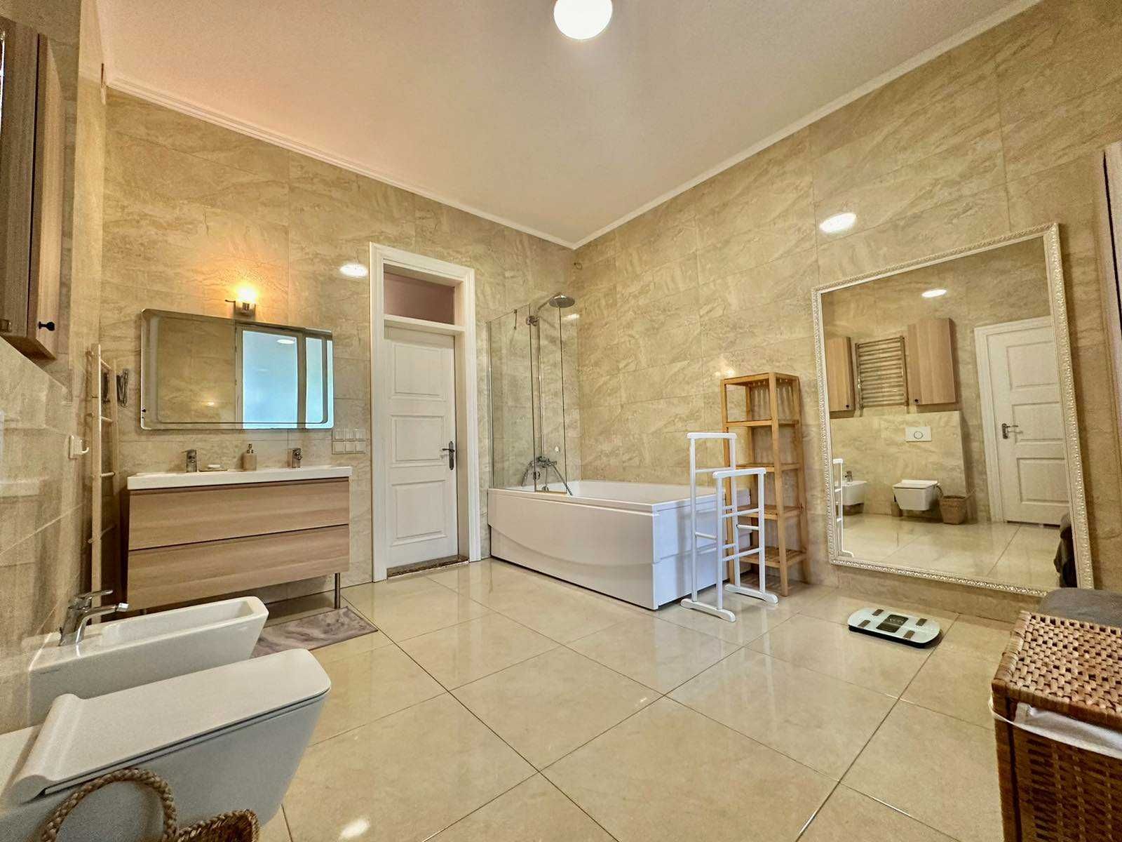 Оренда 2 кім квартири по вул. М. Грушевського (150 м.кв.)