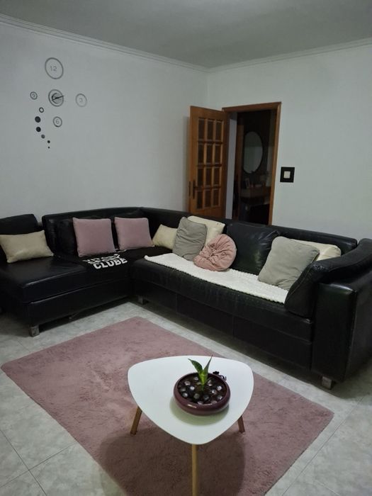 Sofá chaiselong preto dá pra separar