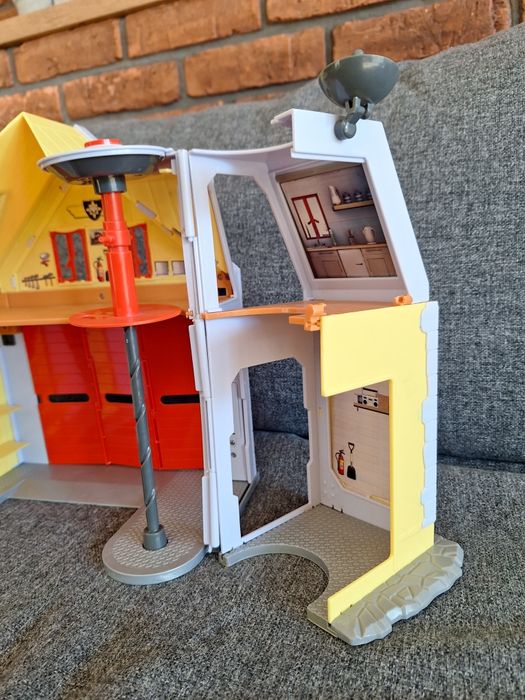 Remiza strażacka, strażak Sam