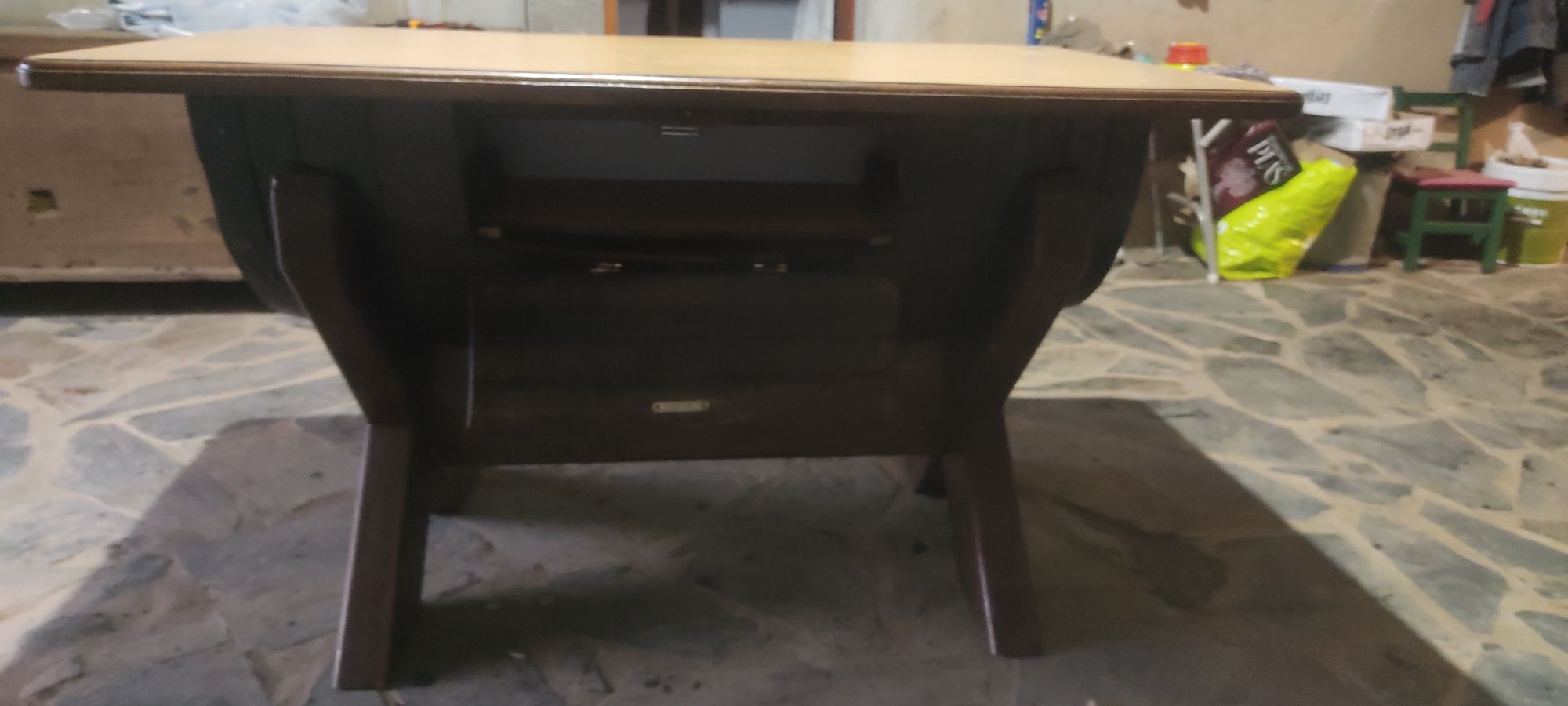 Mesa rústica feita de pipo