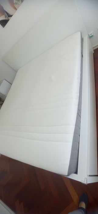 Cama Malm com gavetas de arrumação e colchão IKEA
