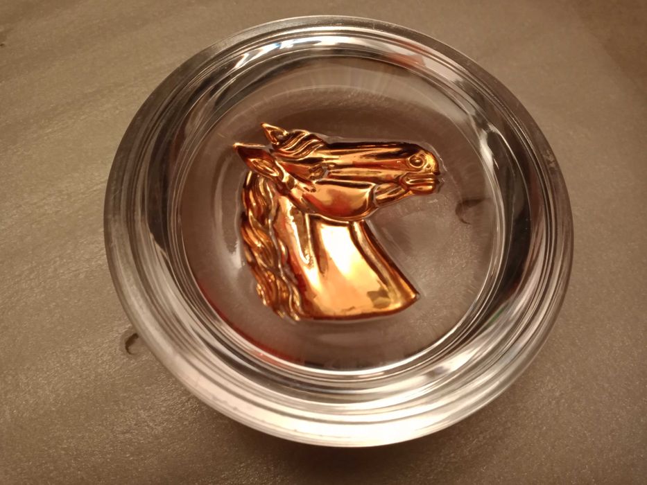 Pisa papéis com forma de cavalo - em vidro, com pintura dourada