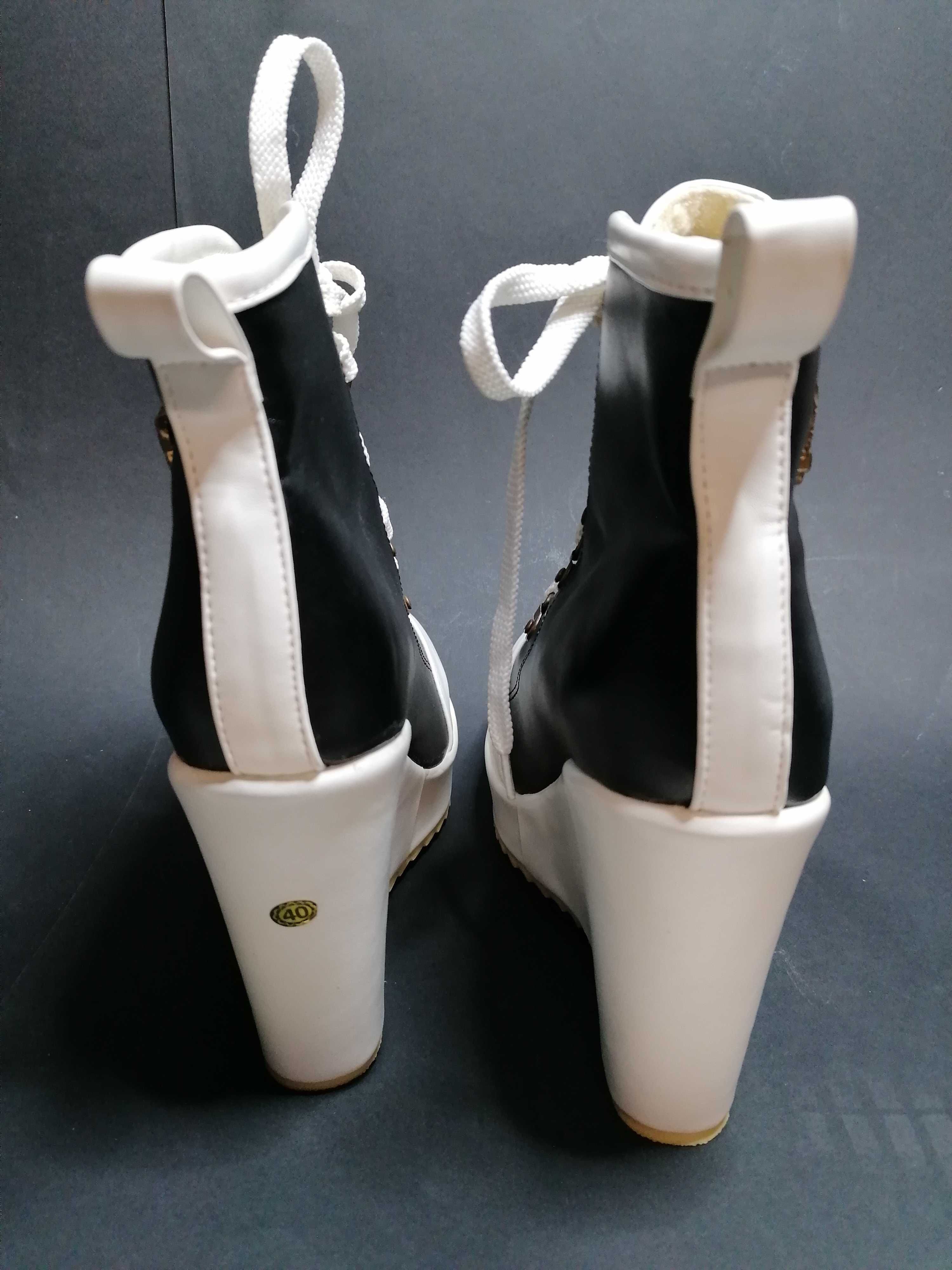 Botas de cunha ,cor branco e preto