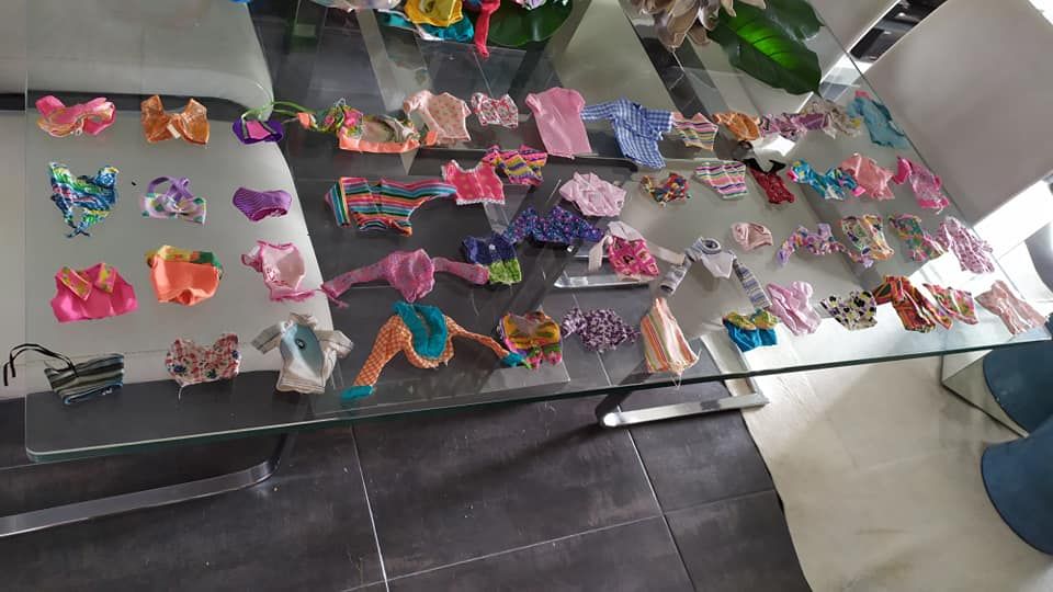 Escolha um lote de 100 peças de roupa barbie