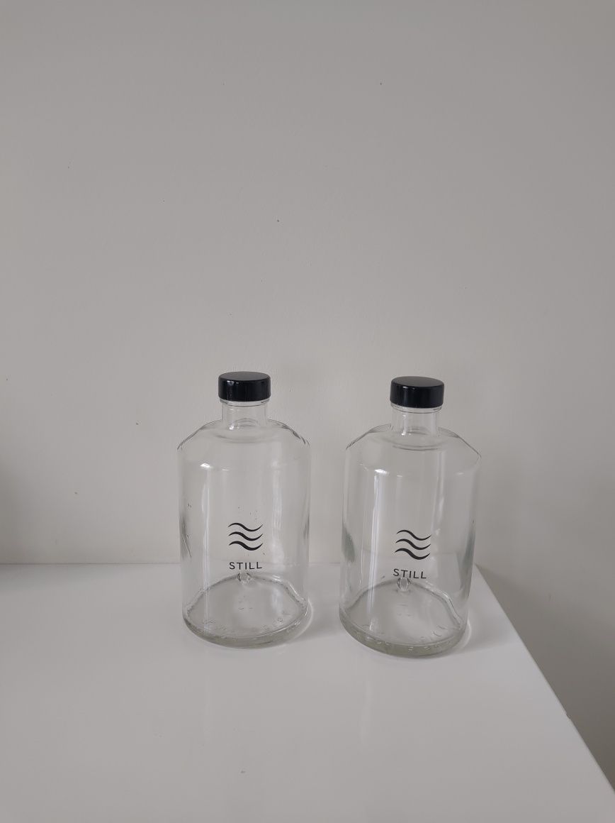 Still dwie szklane szerokie butelki
