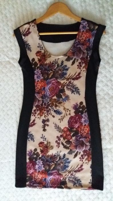 Novo! Vestido de licra estampado, tamanho S