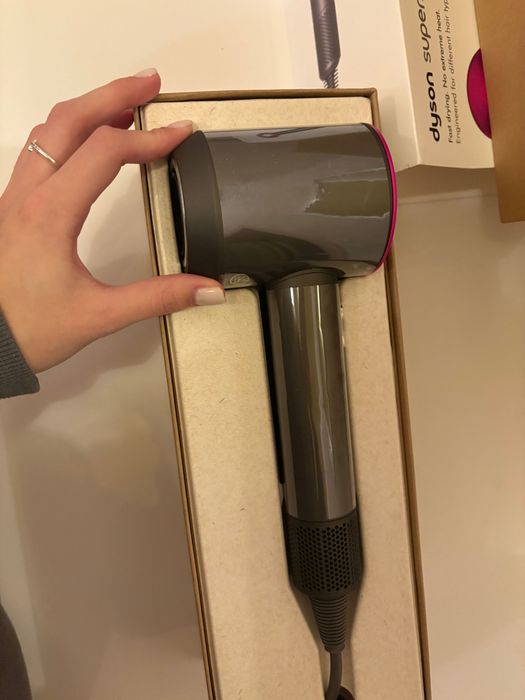 Продам фен Dyson Supersonic
Колір: Fuchsia / Iron