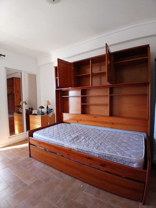 Cama dupla extensível com gavetão, estante em madeira e colchões