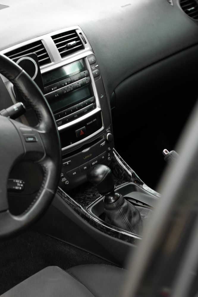 Продам LEXUS IS 250 2,5 бензин v6 Задний привод МКПП макс комплектация