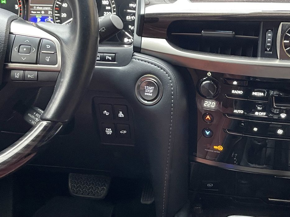 Продам официальный автомобиль Lexus LX 450