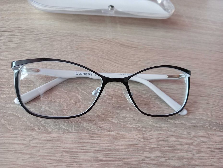 Oprawki do okularów korekcyjnych, czarno-białe