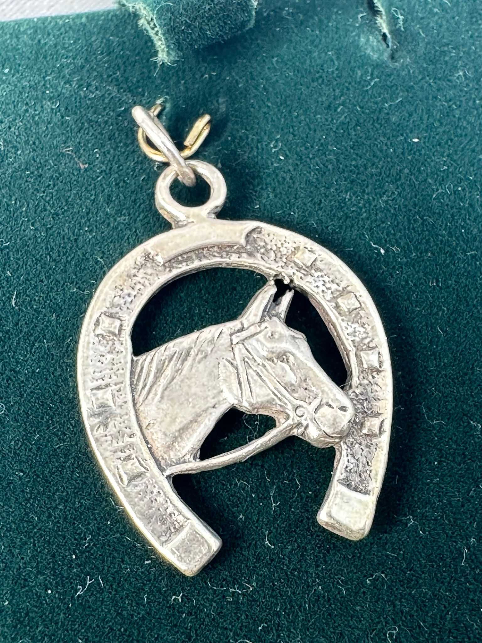 Srebrna zawieszka koń w Podkowie 2,5 x 2 cm