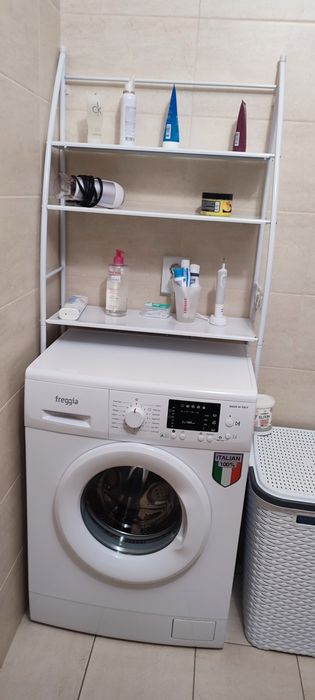 Полка стеллаж над стиралкой.