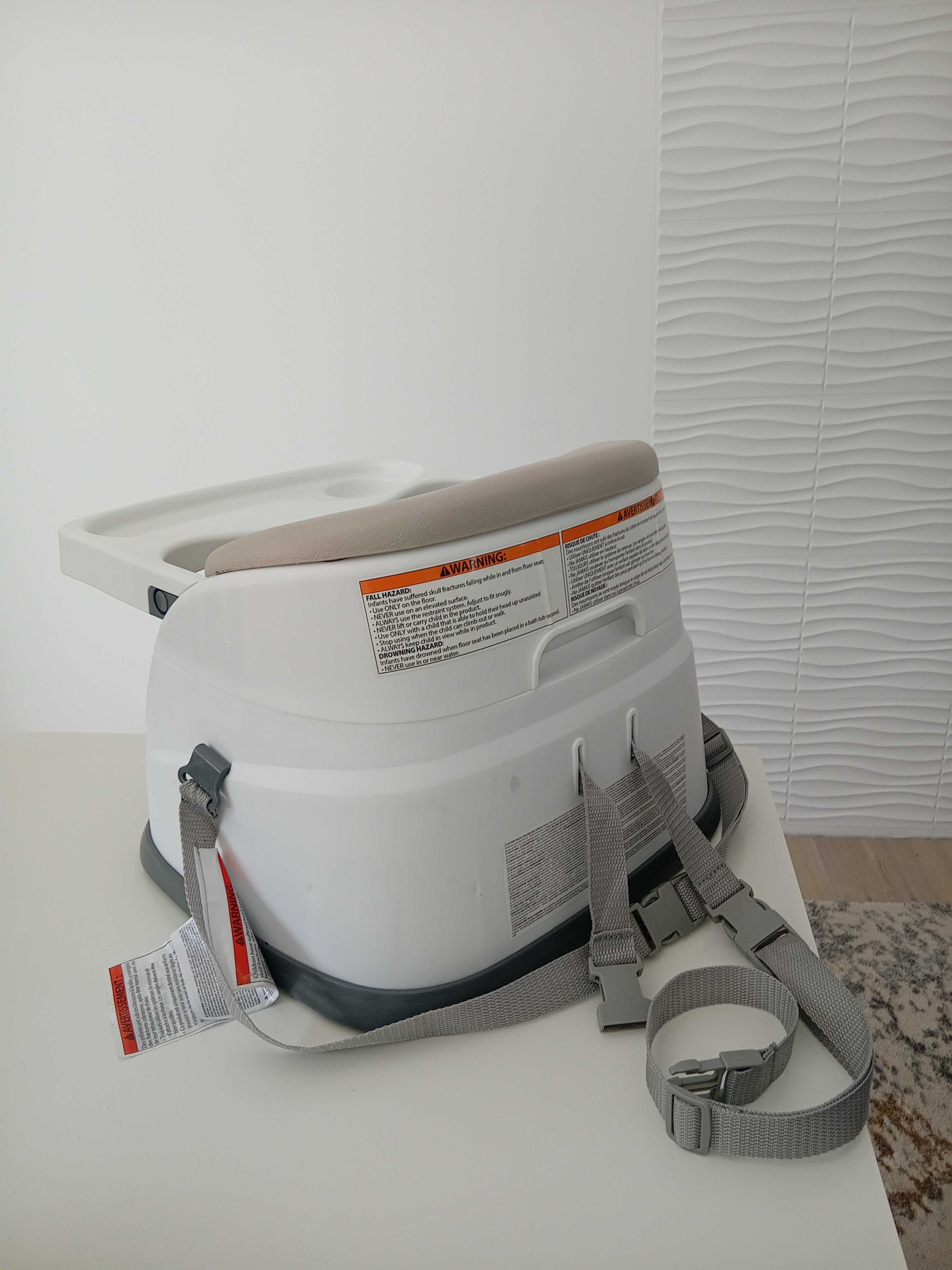 Cadeira de viagem ou elevador de cadeira ideal para comer à mesa.